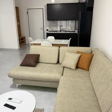 Leonard's Summer Apartman